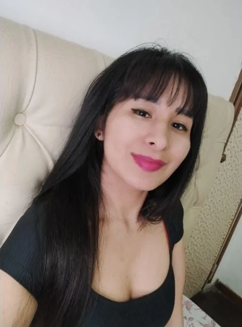 Thumbnail Beautiful Brunette with Flowing Hair - Vivi_10's Stunning Look