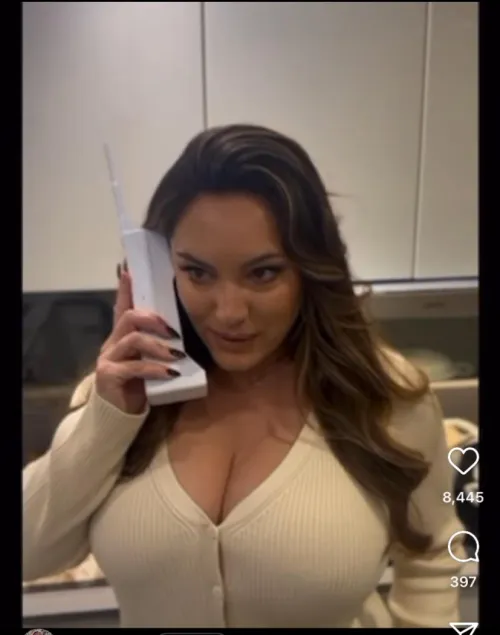 Thumbnail Iconic Halloween Styles of Kelly Brook | MVBsq10
