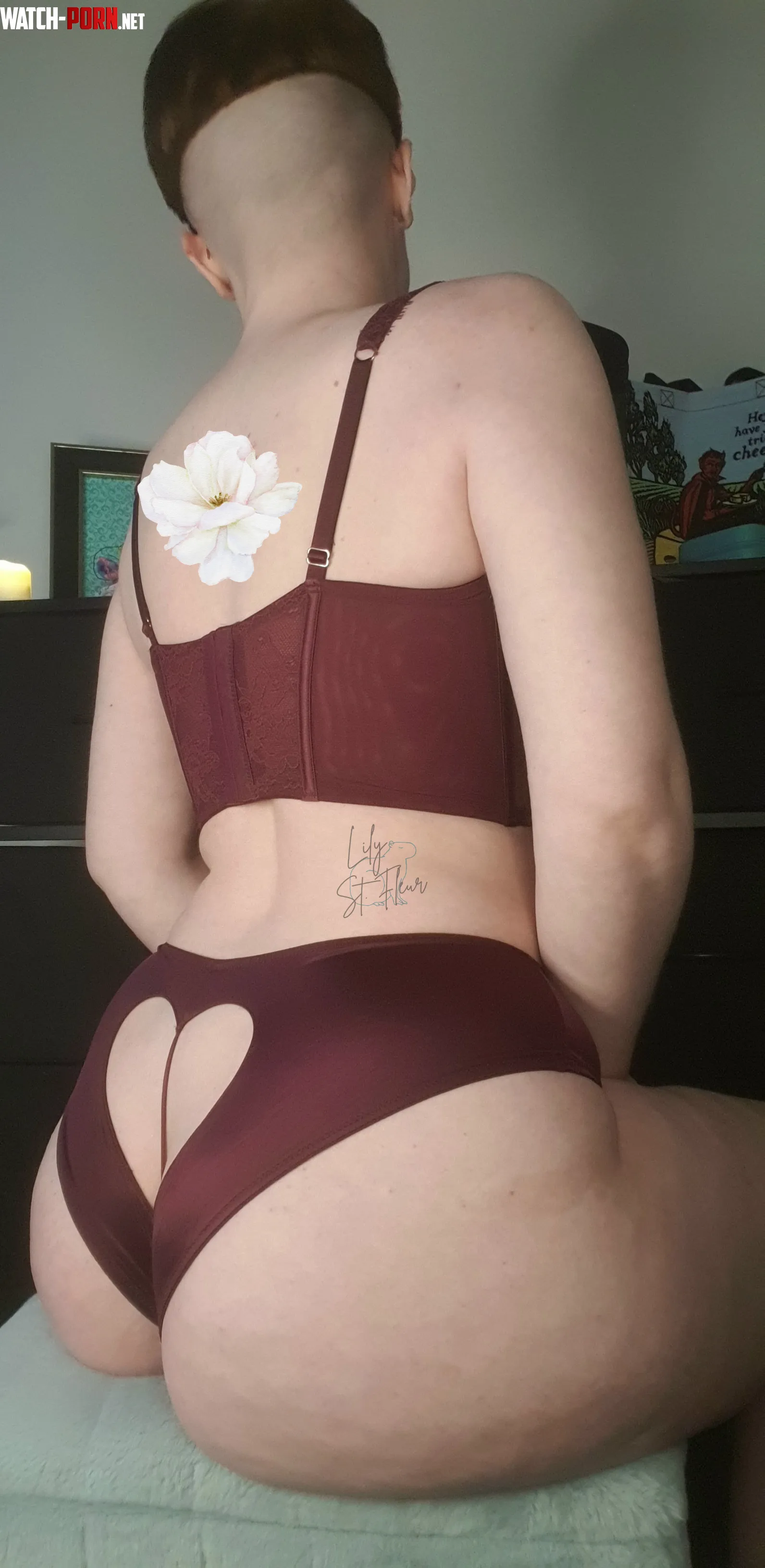 I love the feeling of fingers on the back of my head by LilyStFleur