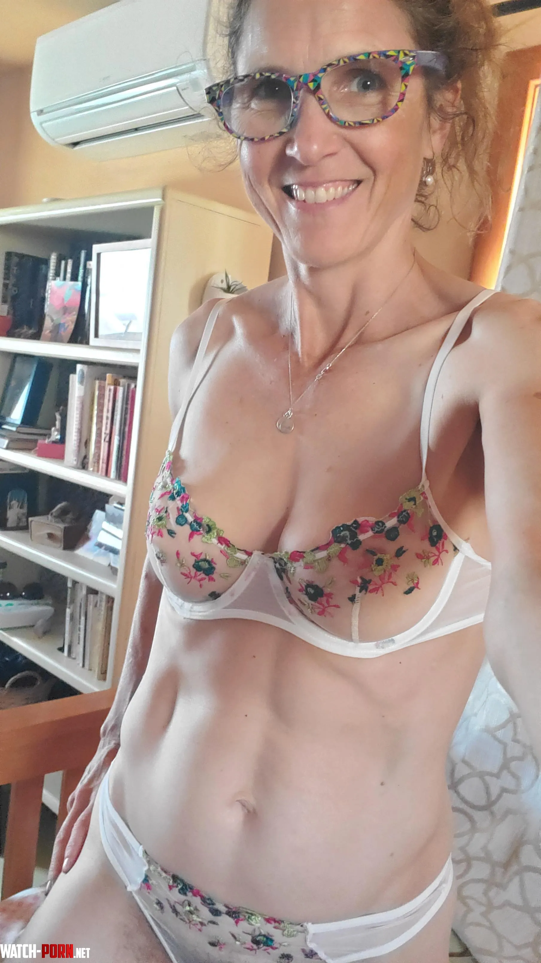 Straightup nerdy MILF seems same in a guy by wintry_mixxx