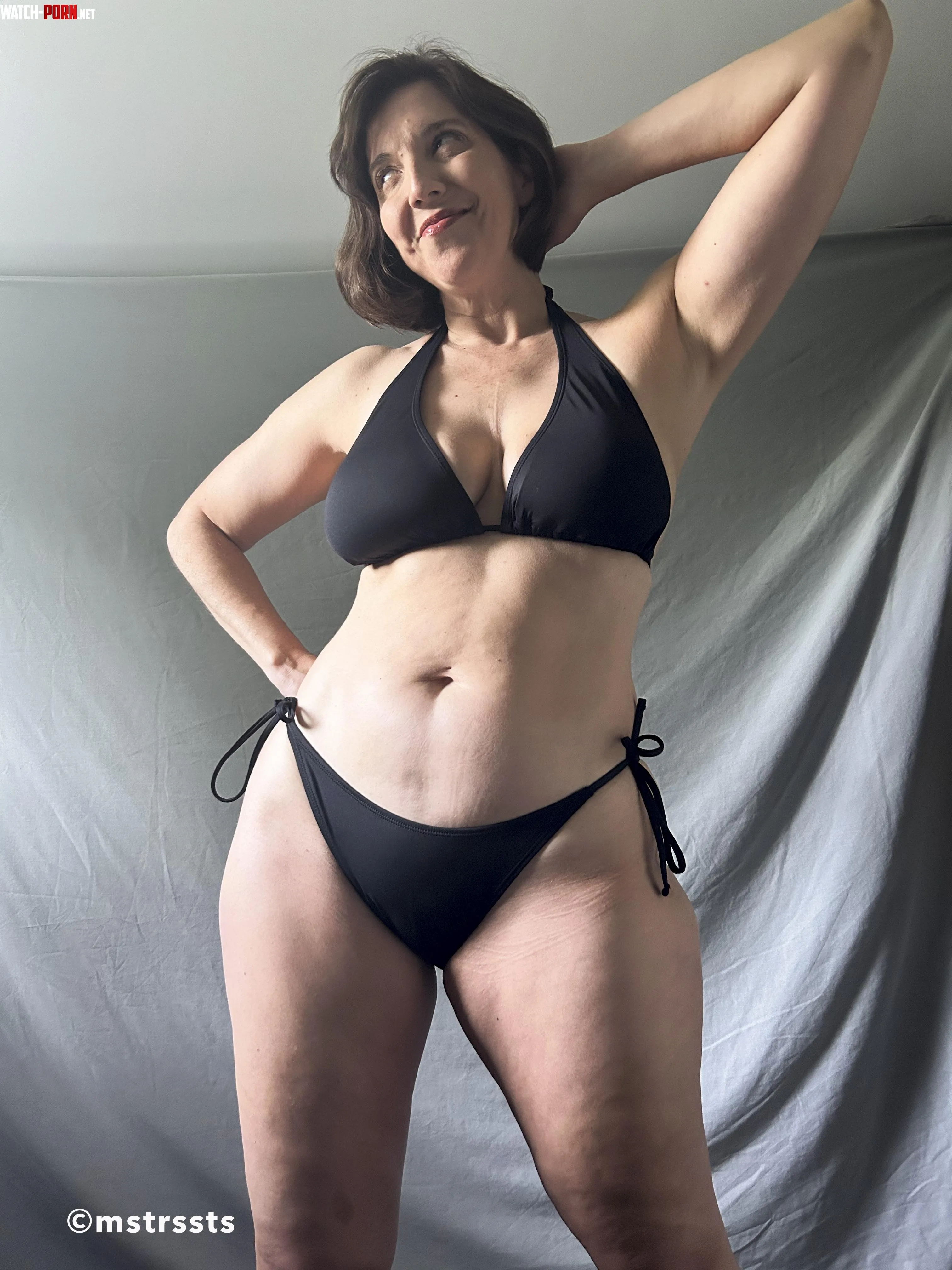Find yourself a woman whos both sexy and fun by mstrssts