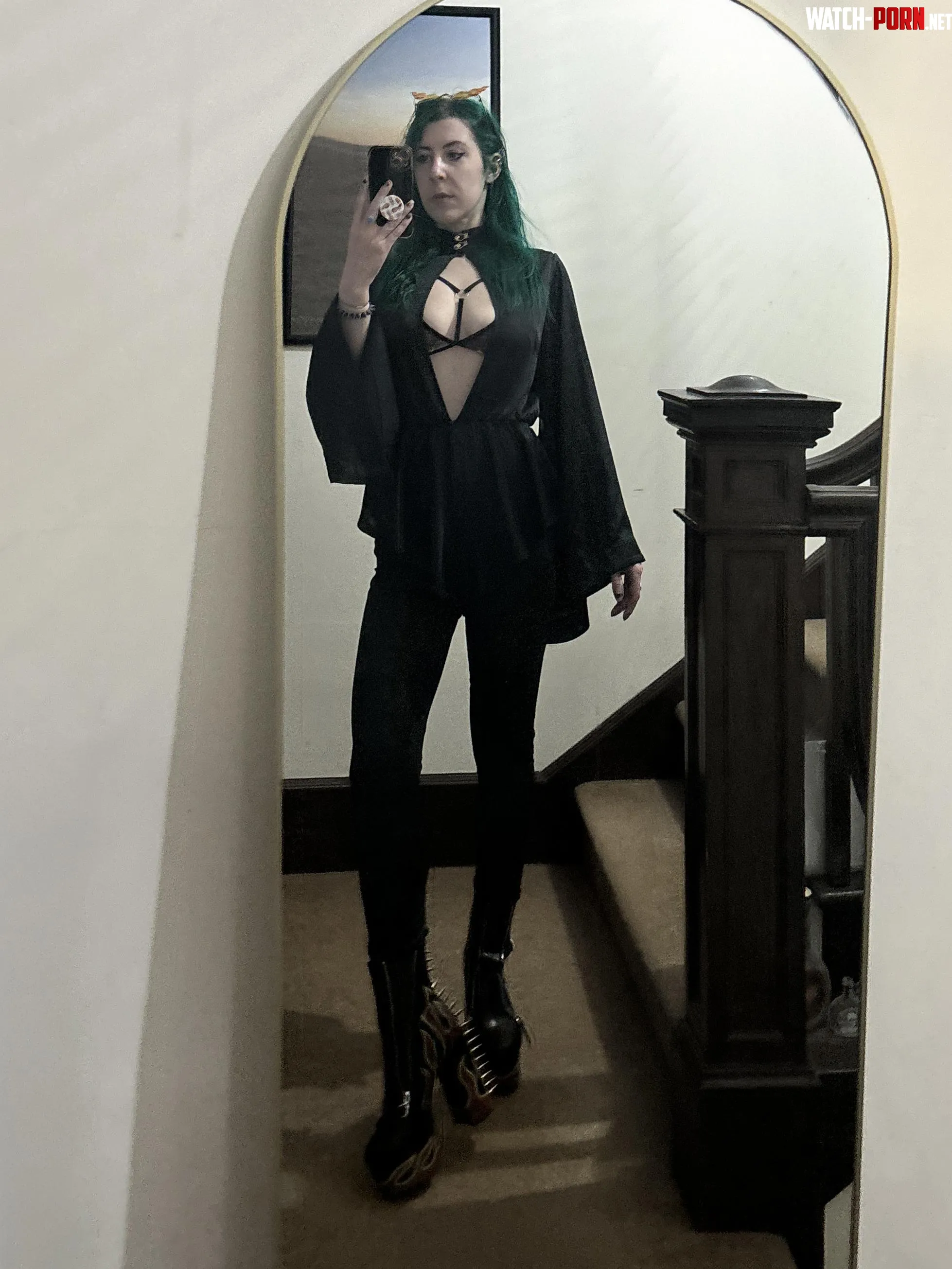 Goth hottie by sirenskiss3