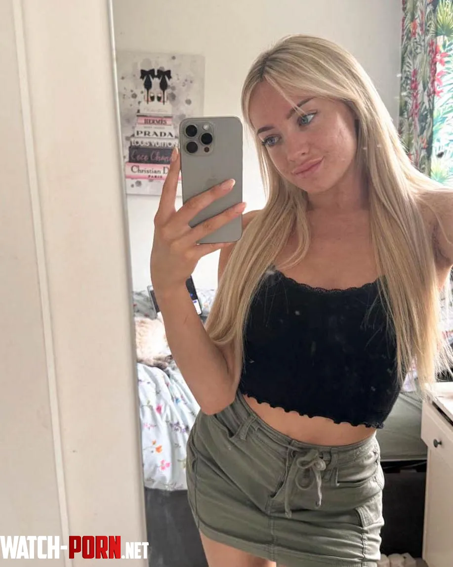 i think this crop makes me more gorgeous by Scarletteee1