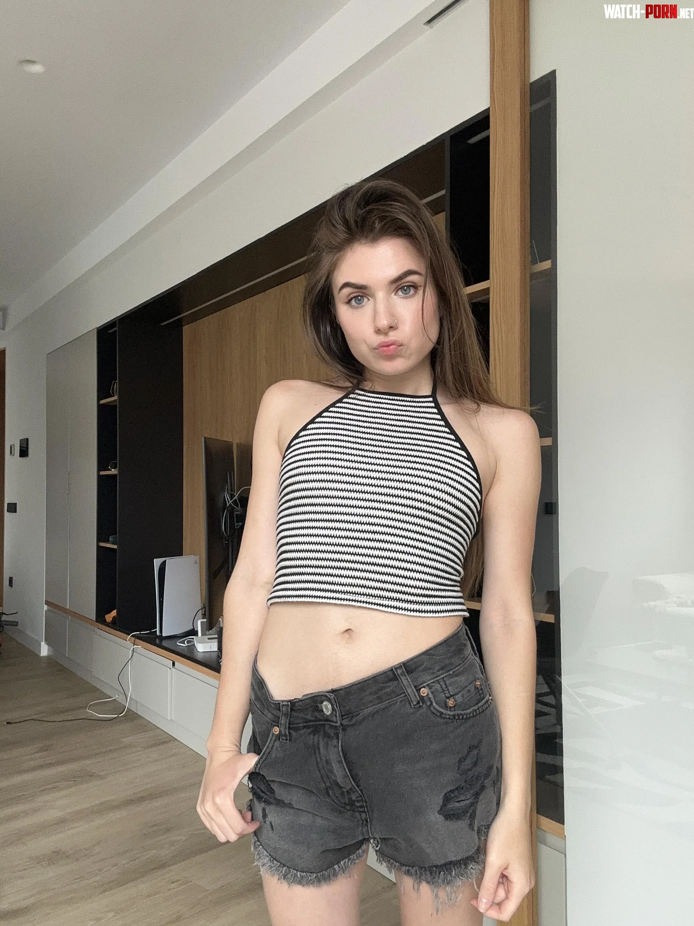 red crop top makes me look hot  by sunshinealexx