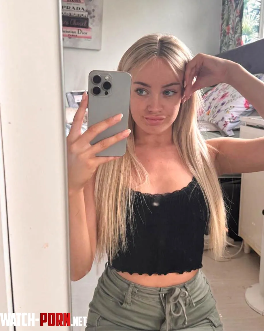 Loving my cute croptop by Scarletteee1