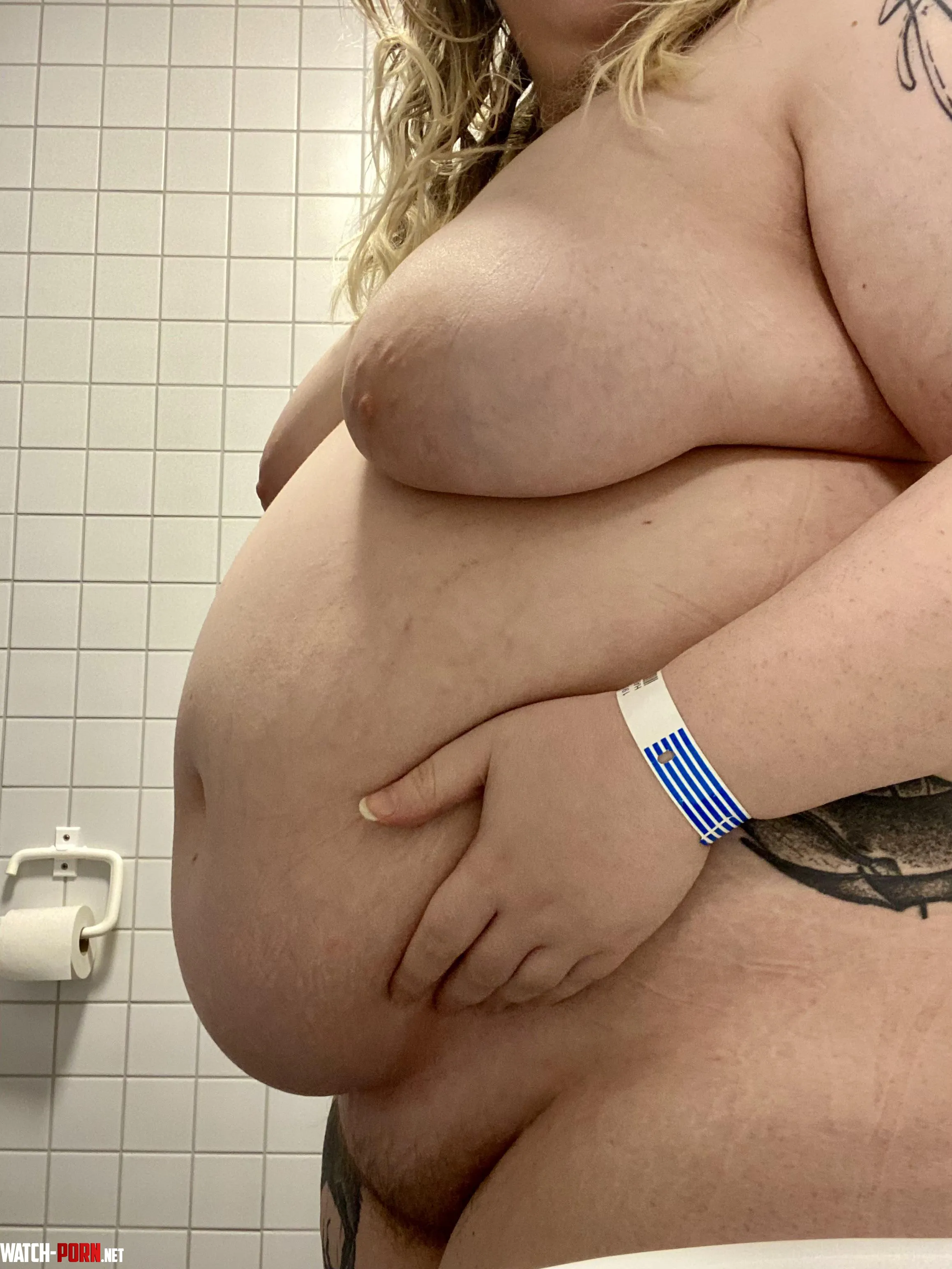 Look at this pot belly  by Sela_vie