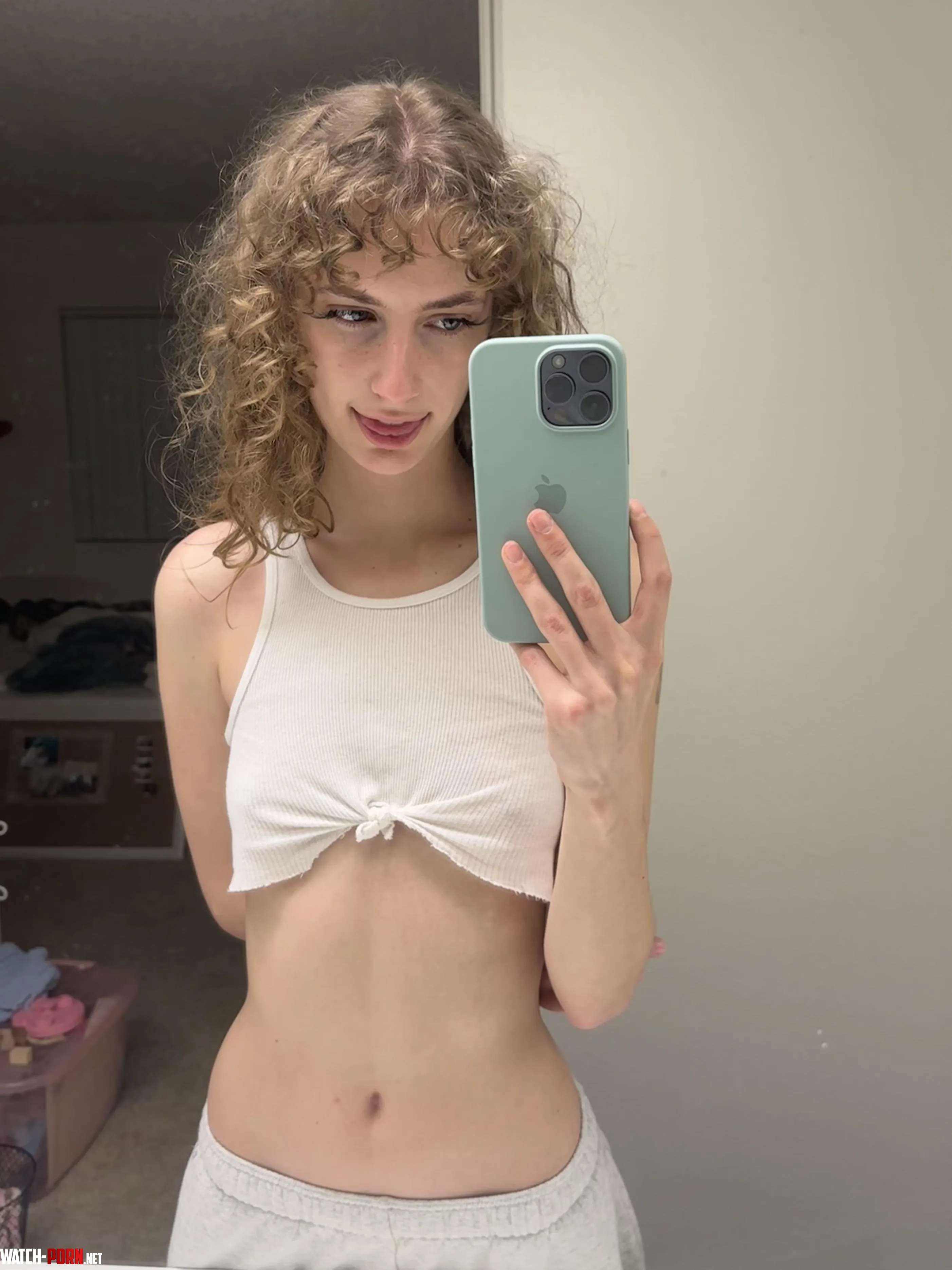 addicted to showing off tummy by quarantinevagene
