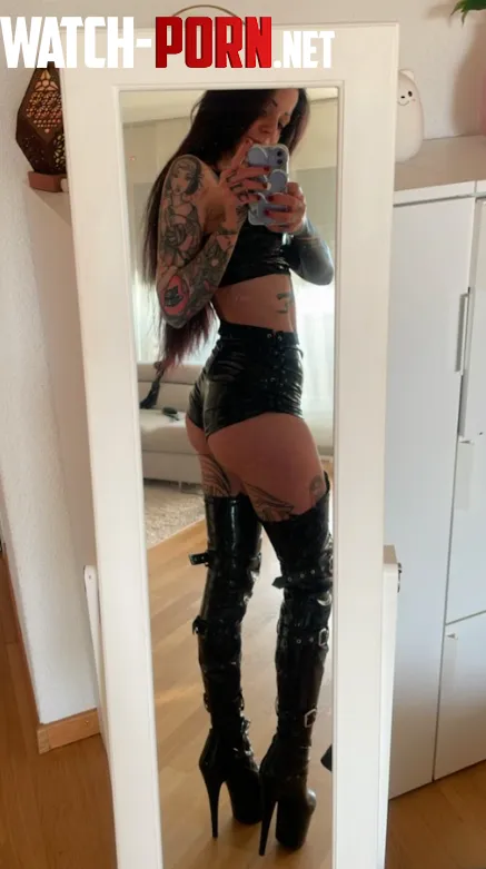 Missing someone playing my ass in this latex outfit by Imdollydarko