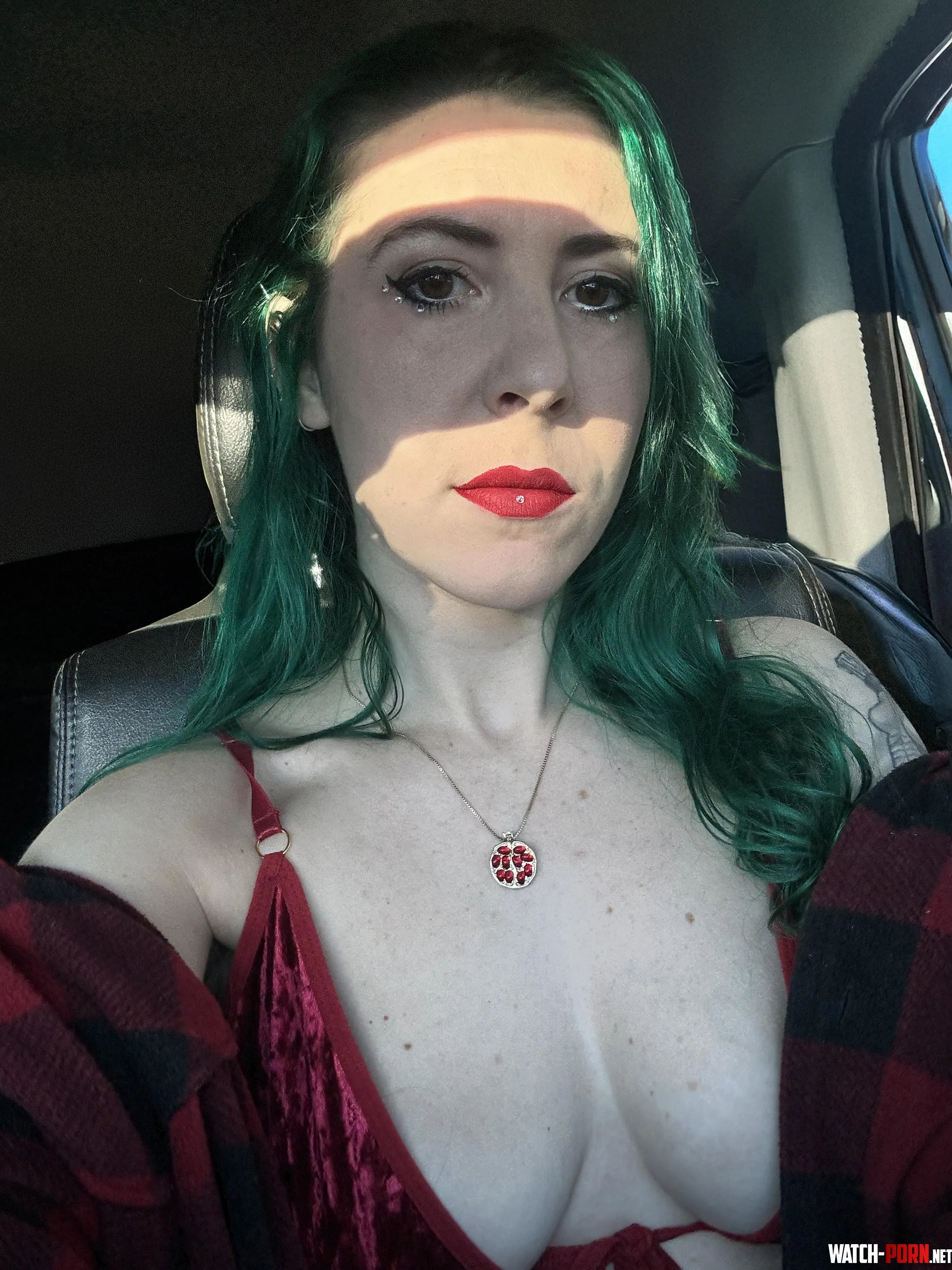 Velvety hottie in the car by sirenskiss3
