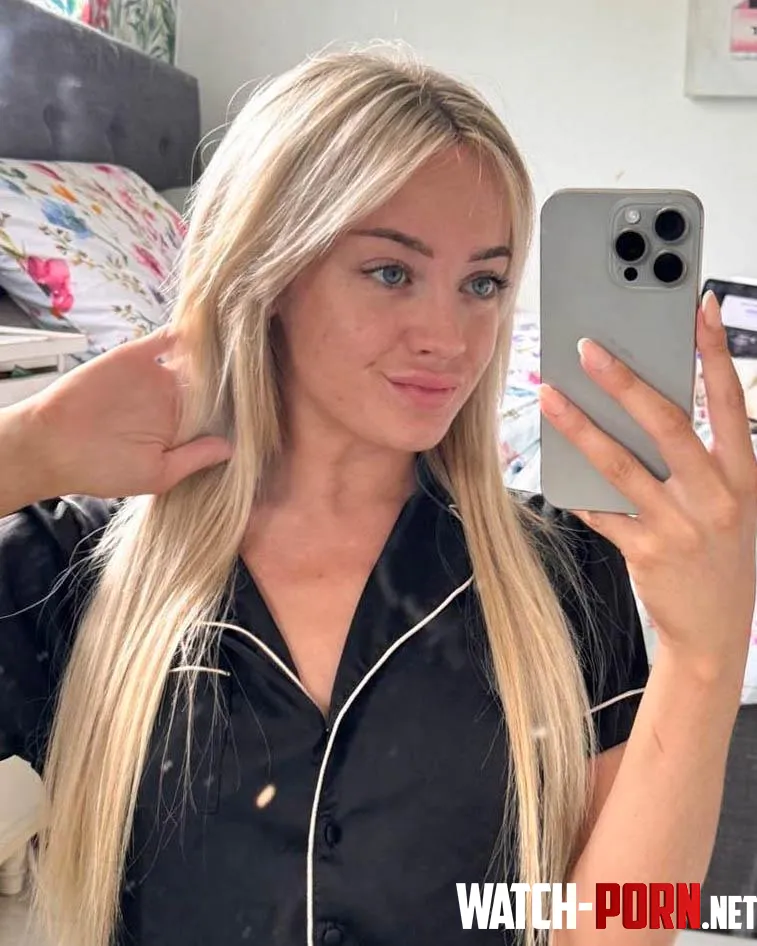 Do I look beautiful in my simple make up by Scarletteee1