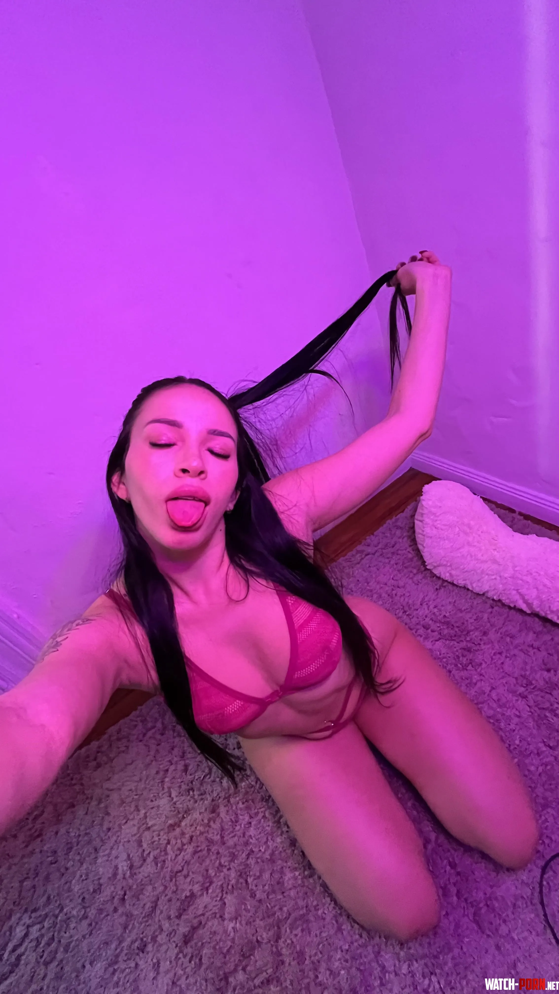Describe my armpits using 1 emoji and lIl let you lick them by Useful_Frame7960