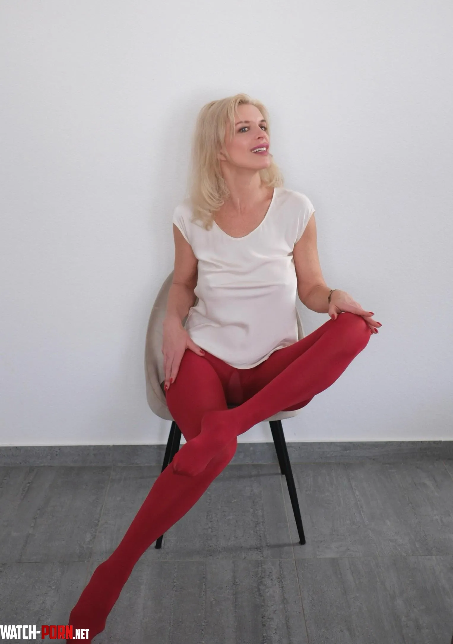 I love the color red by epiphanylove_