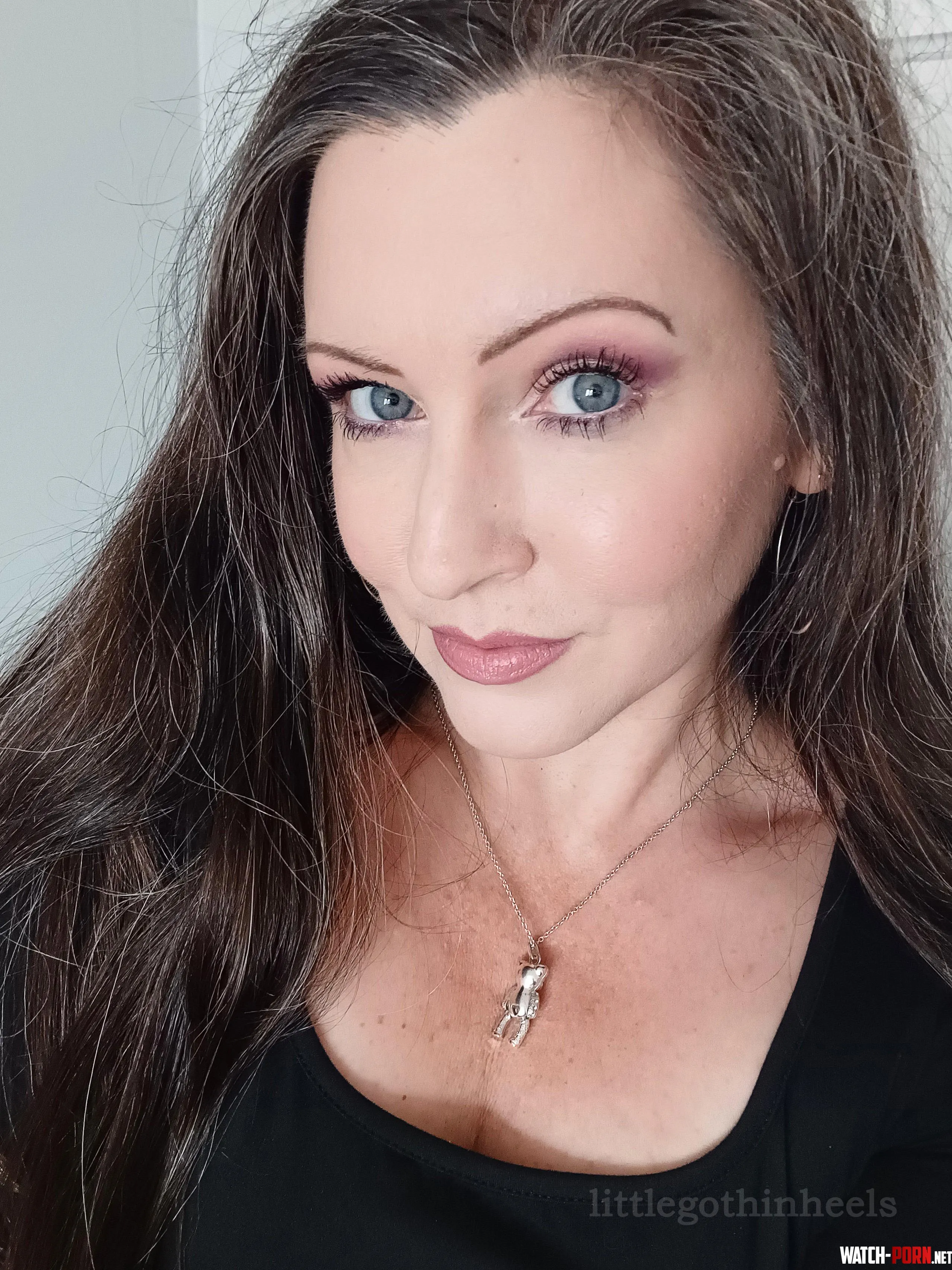 black top and simple makeup by littlegothinheels