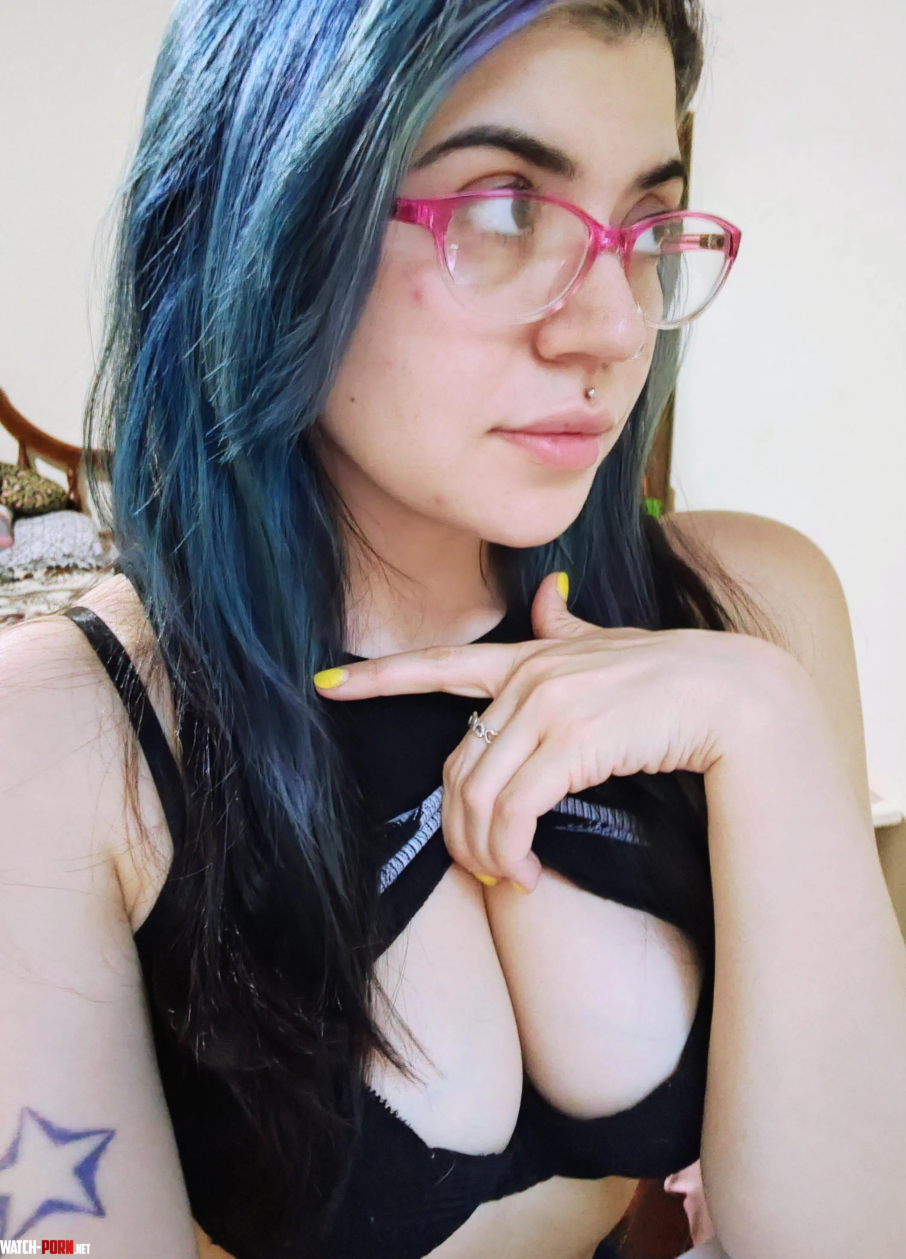 Pink glasses by frambuesa_miko