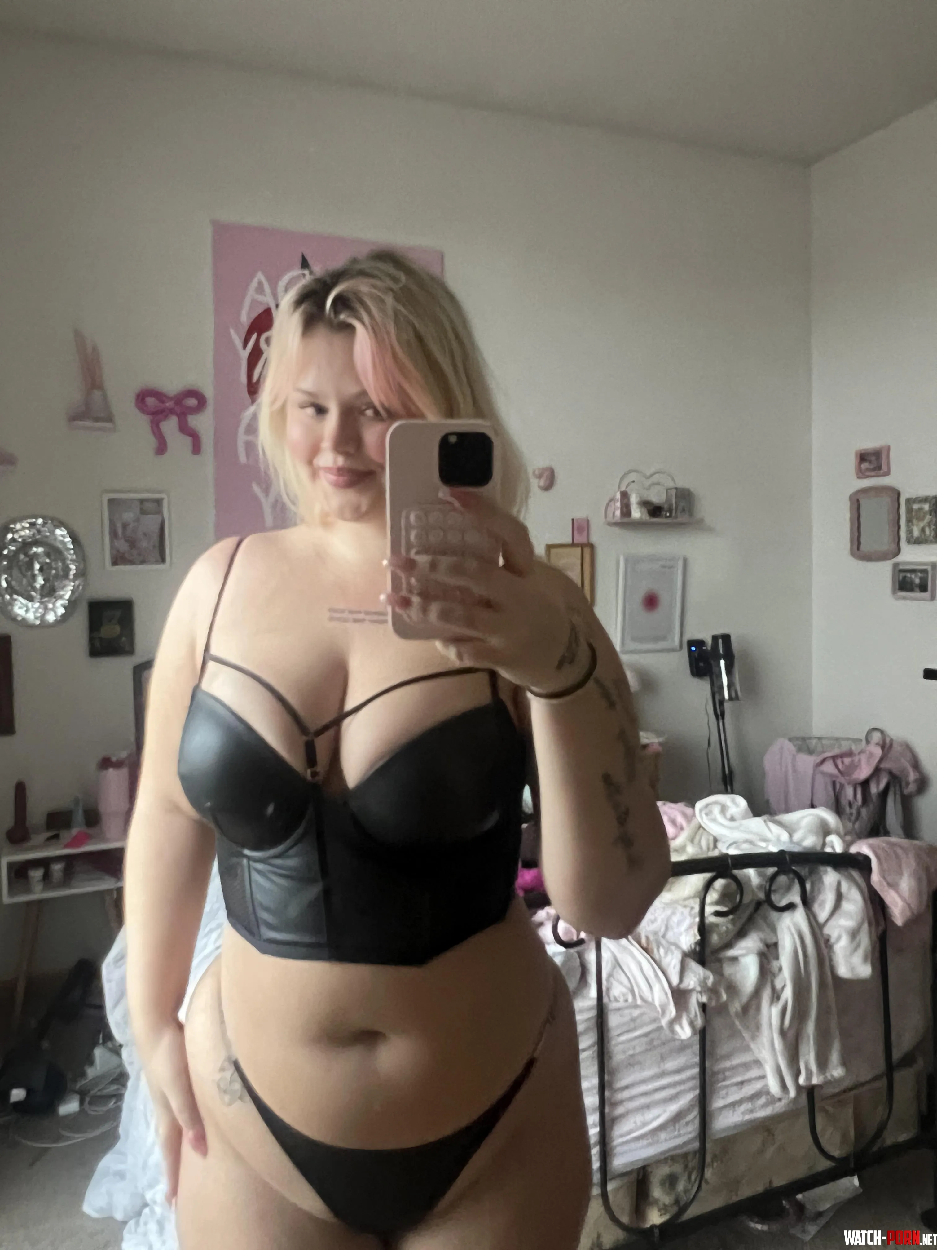 Wanna feel my curves by wispy_girlwa