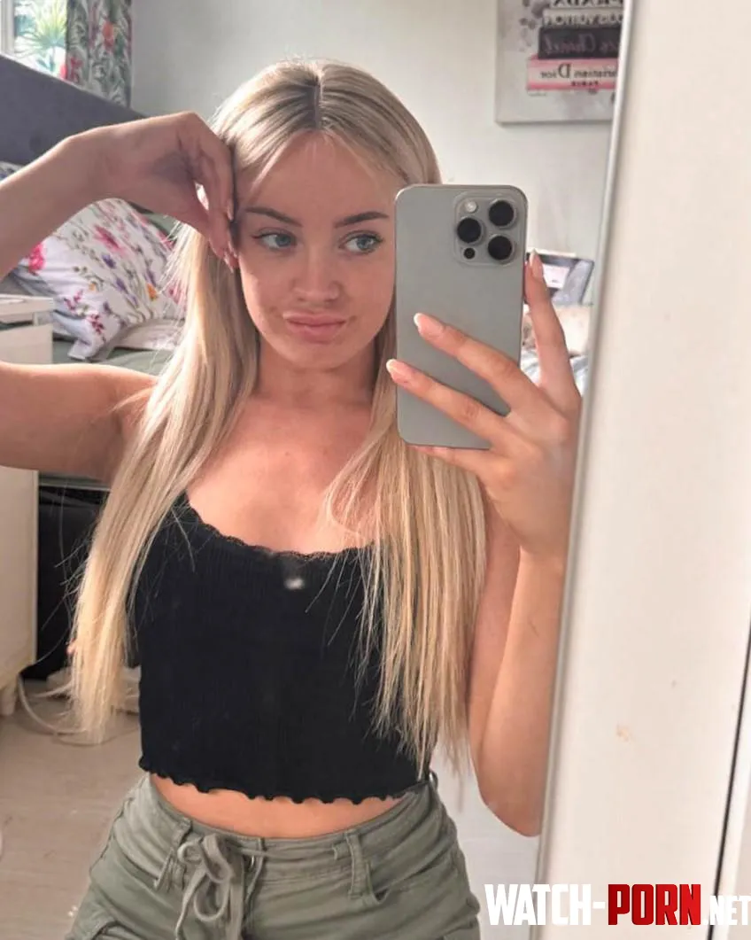 Do I appear attractive in this top by Scarletteee1