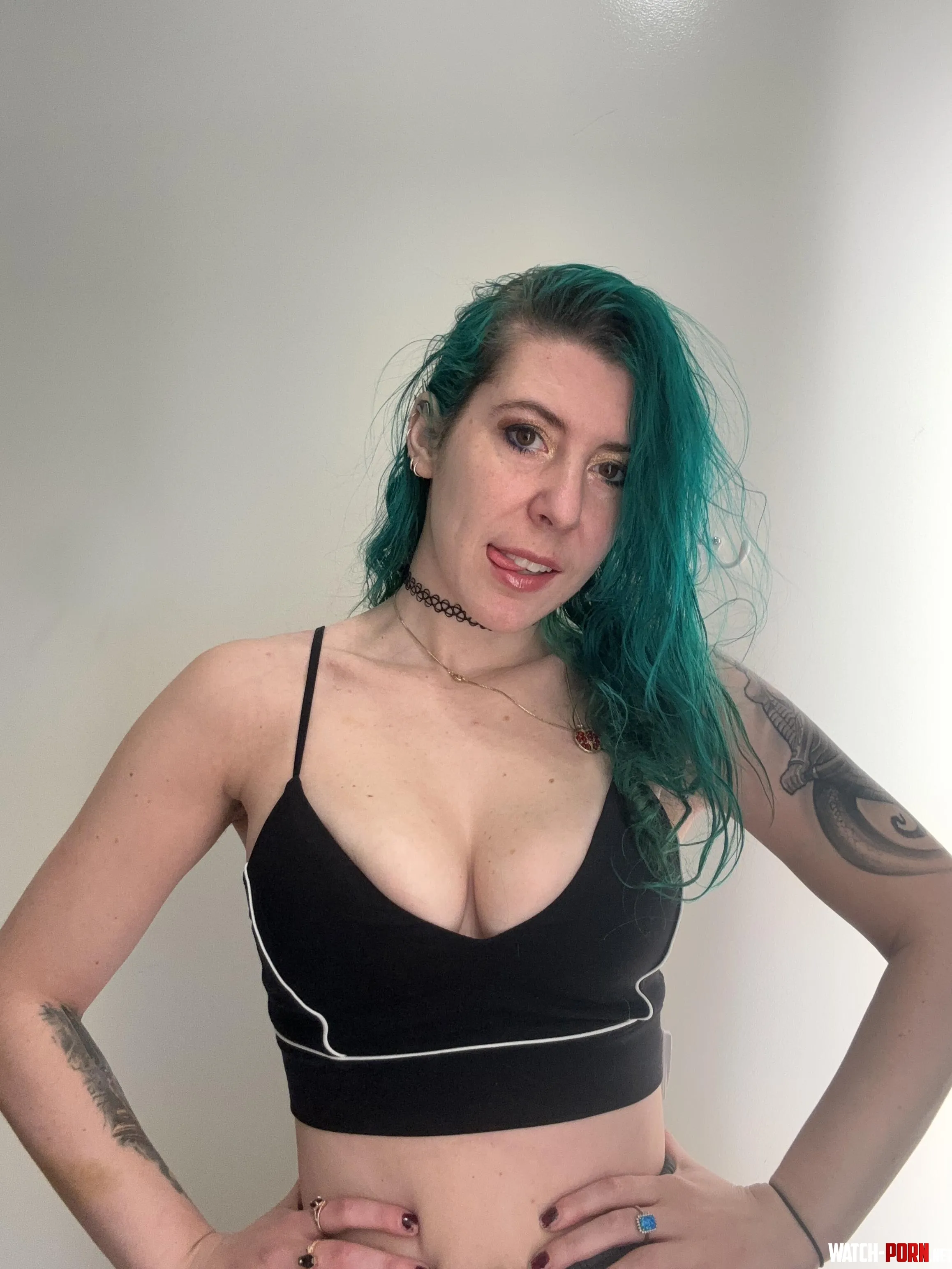 Sporty cleavage by sirenskiss3