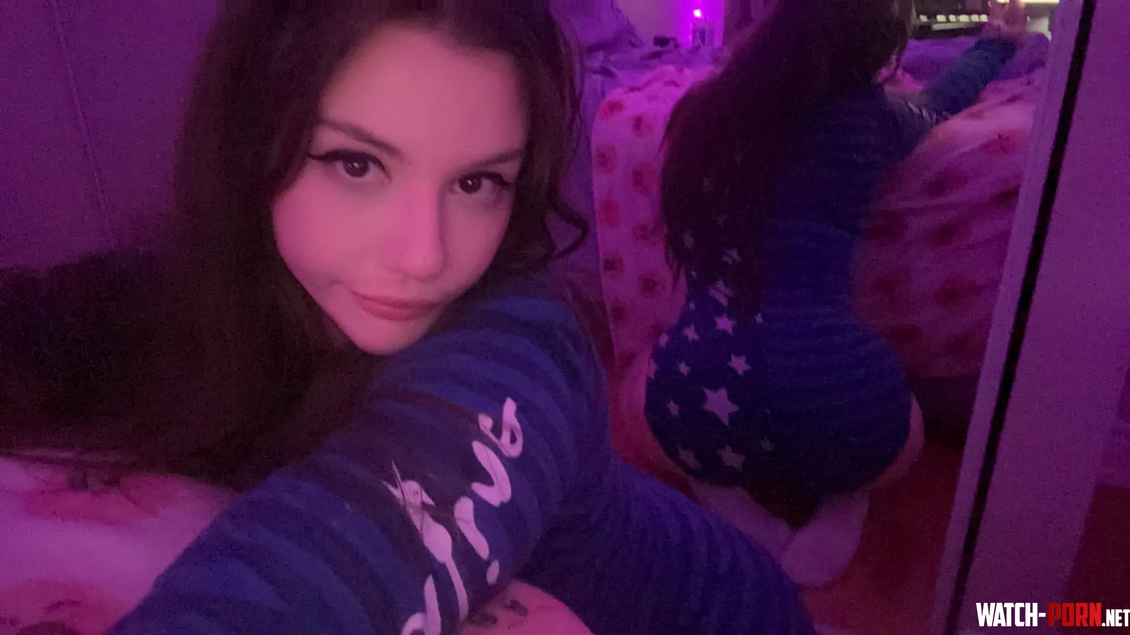 Would you date a gamer girl  by Meaaly26