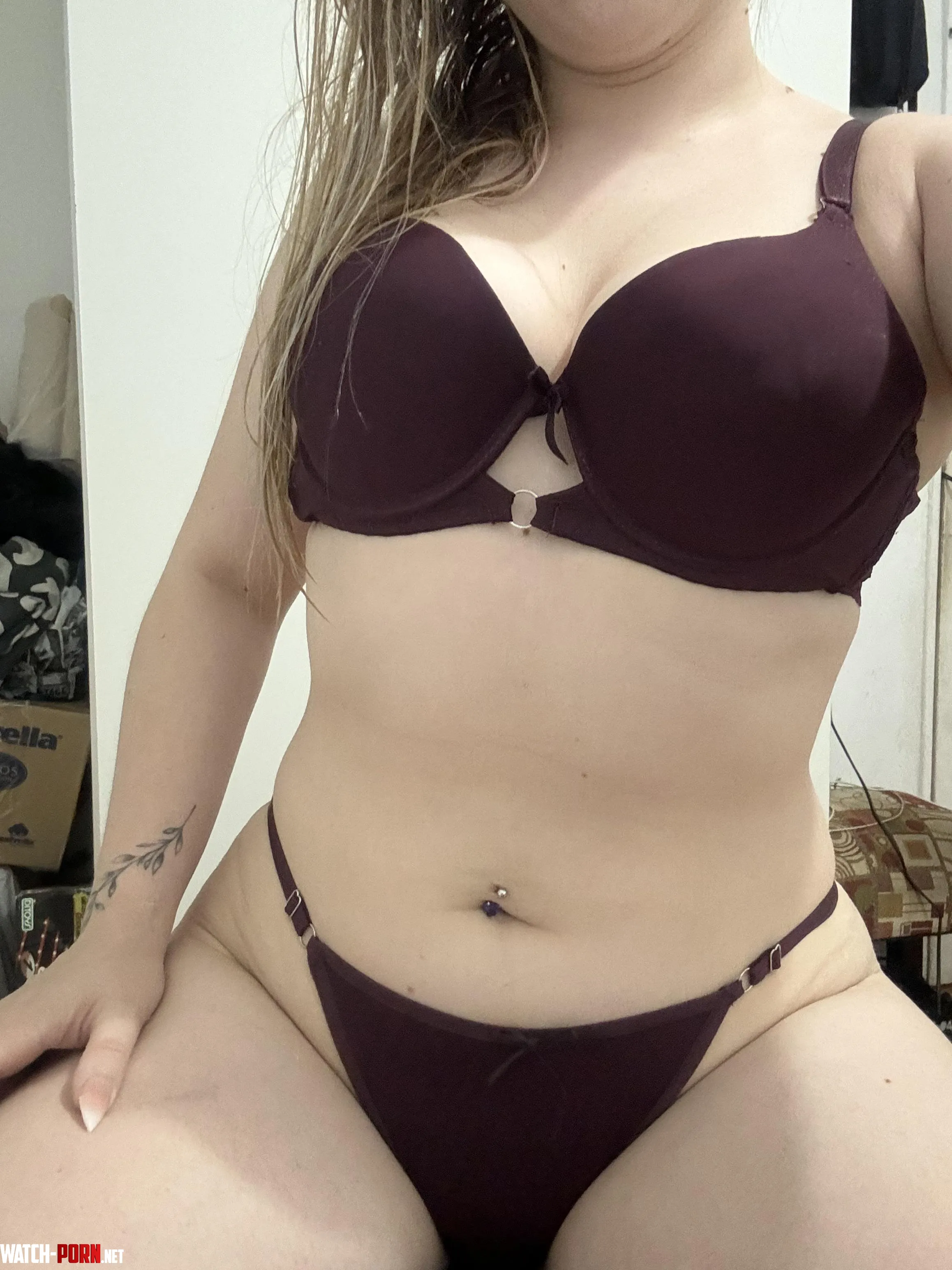 Does the burgundy color look good on my white skin by Rosokolova