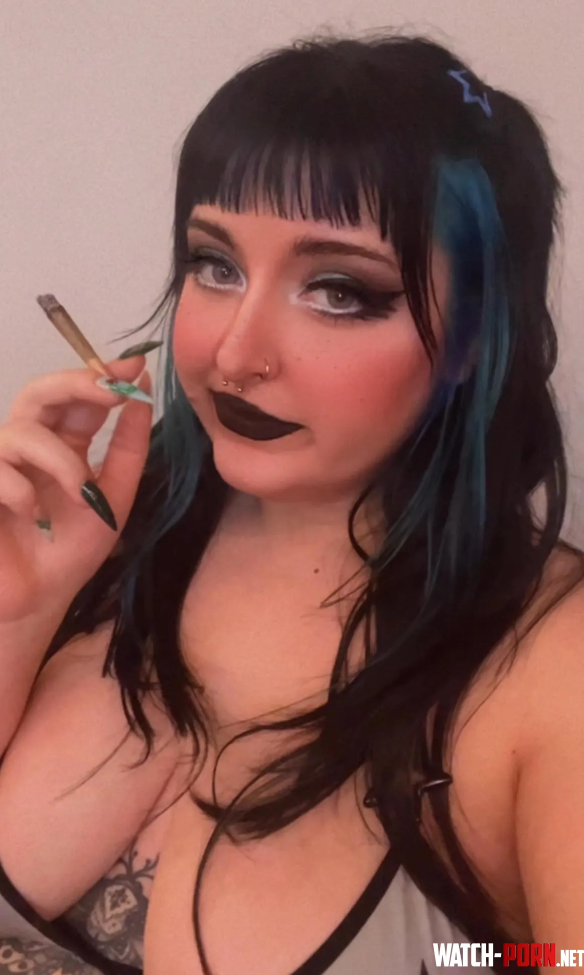 Smoke with me  by succubusshy