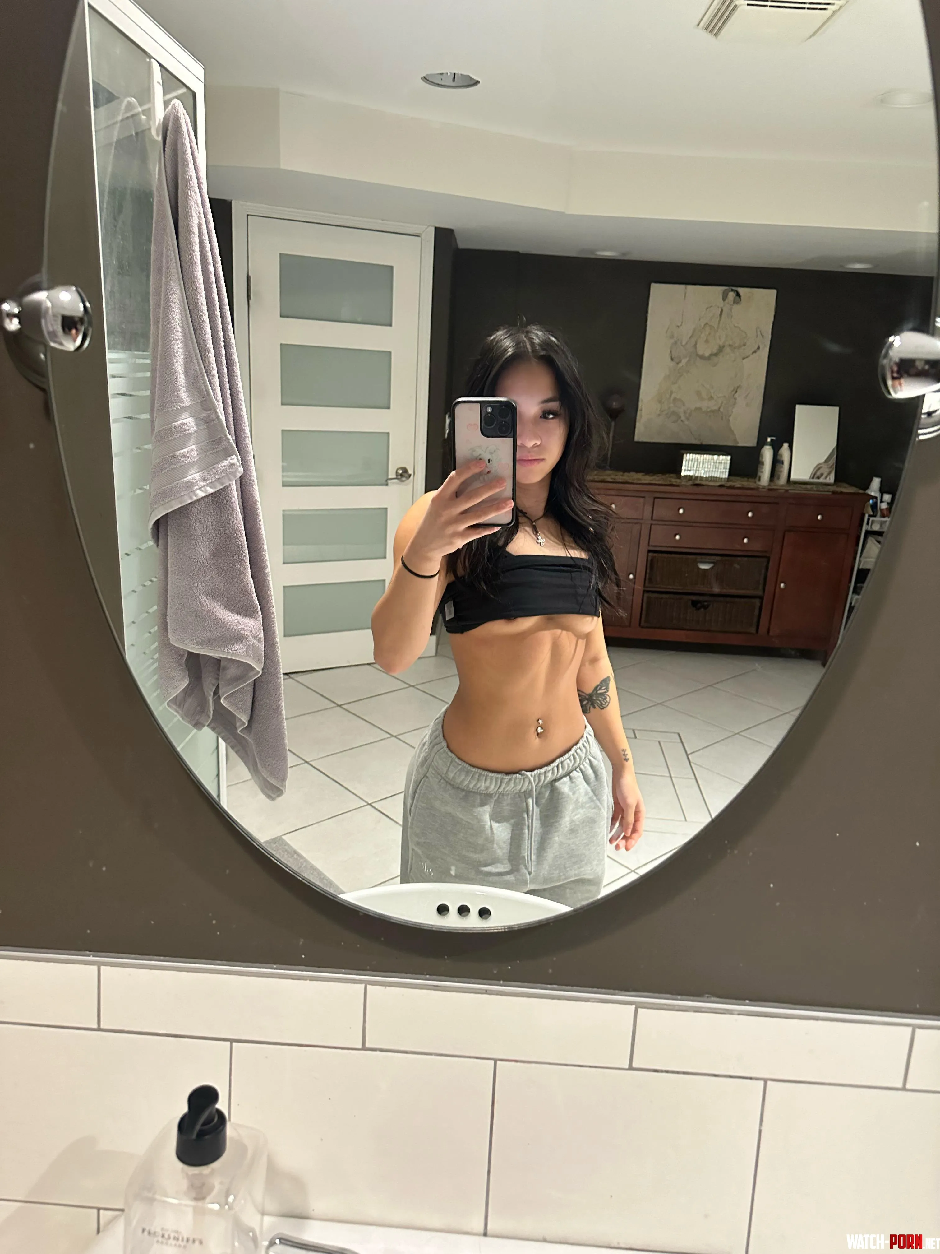 Mirror selfie right after showeringn by queeniefit