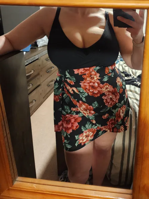 Thumbnail LustingAfterLacey Shows Off Some Cleavage Charm