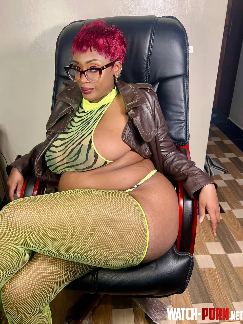your wife getting naughty in your office by Rozie_99
