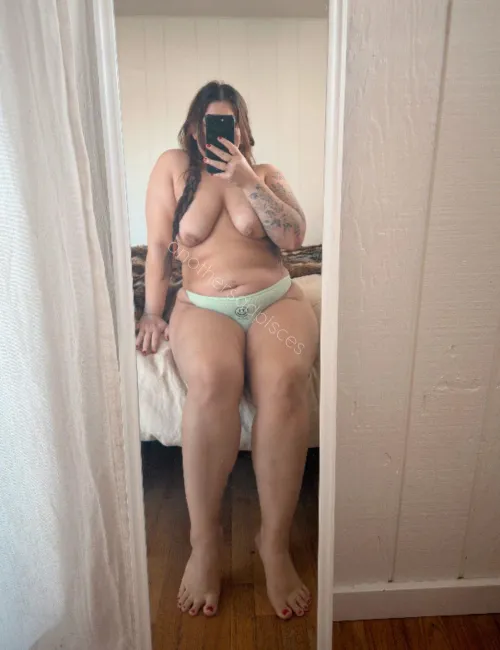 Thumbnail Capturing Curves: Scintillating Selfies Before Work by anothersadpisces | curvy
