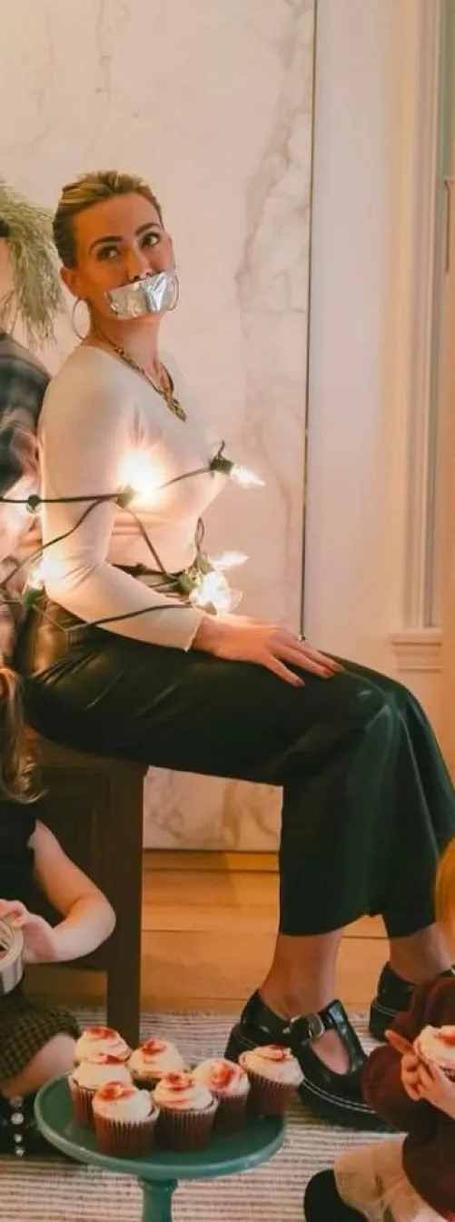 Thumbnail Explore the Iconic Style of Hilary Duff - Fashion Inspiration | DWJones28