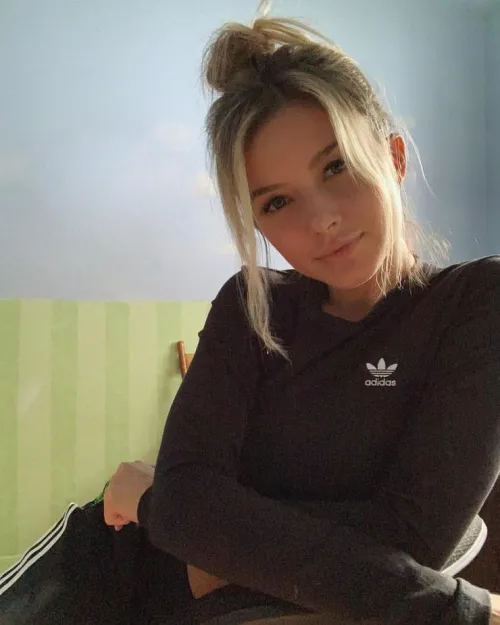 Thumbnail Gaze at Franceska Fournier's Radiance - Revel in PrettyGirls by ThisActuator3213