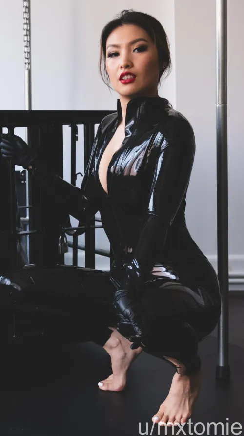 Thumbnail Perfectly shiny and in control with mxtomie: Explore ShinyPorn's Sensual Side