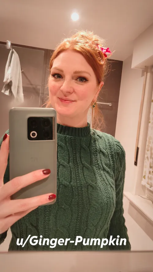 Thumbnail Color Harmony: Matchmade Mobile and Jumper - MirrorSelfie