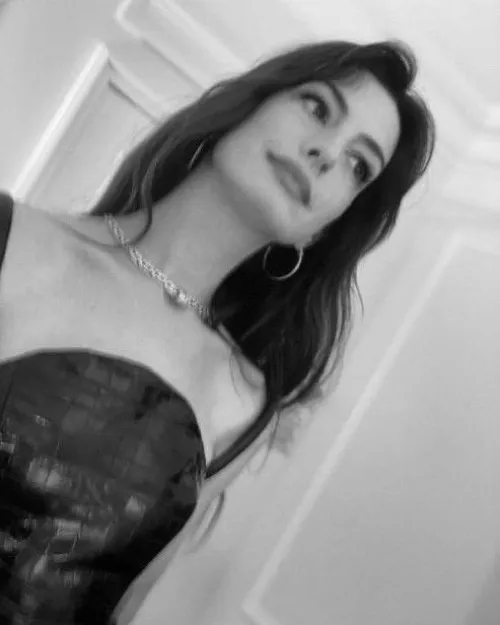 Thumbnail Anne Hathaway's Unmatched Grace: Discover more with salinamelanie