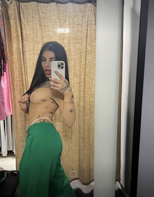Thumbnail Style Exploration: Flaunting Hot Outfits - MirrorSelfie