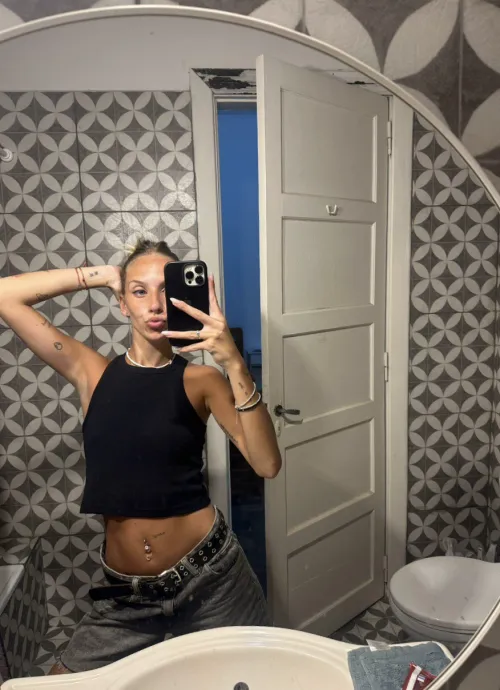 Thumbnail Tempting Midriff: A Tasty Look Tonight | pleasurres