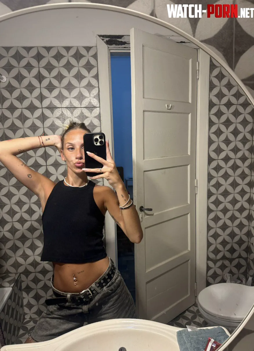 my midriff looking extra tasty tonight  by pleasurres