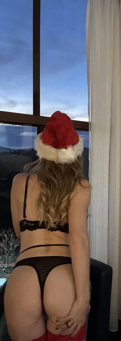 Thumbnail Secretlifeofhotmom's Festive Persona: Unveiling 'Santa's Little milf'