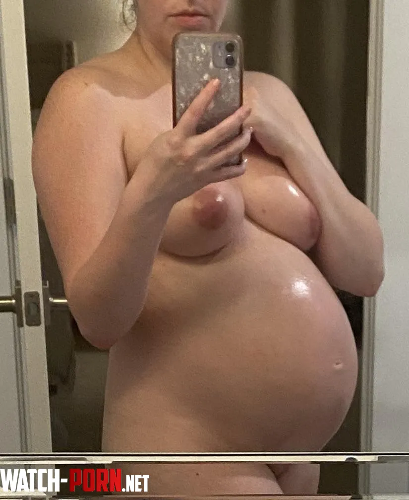 34 8 month Pregnant Selfie by Sterling034