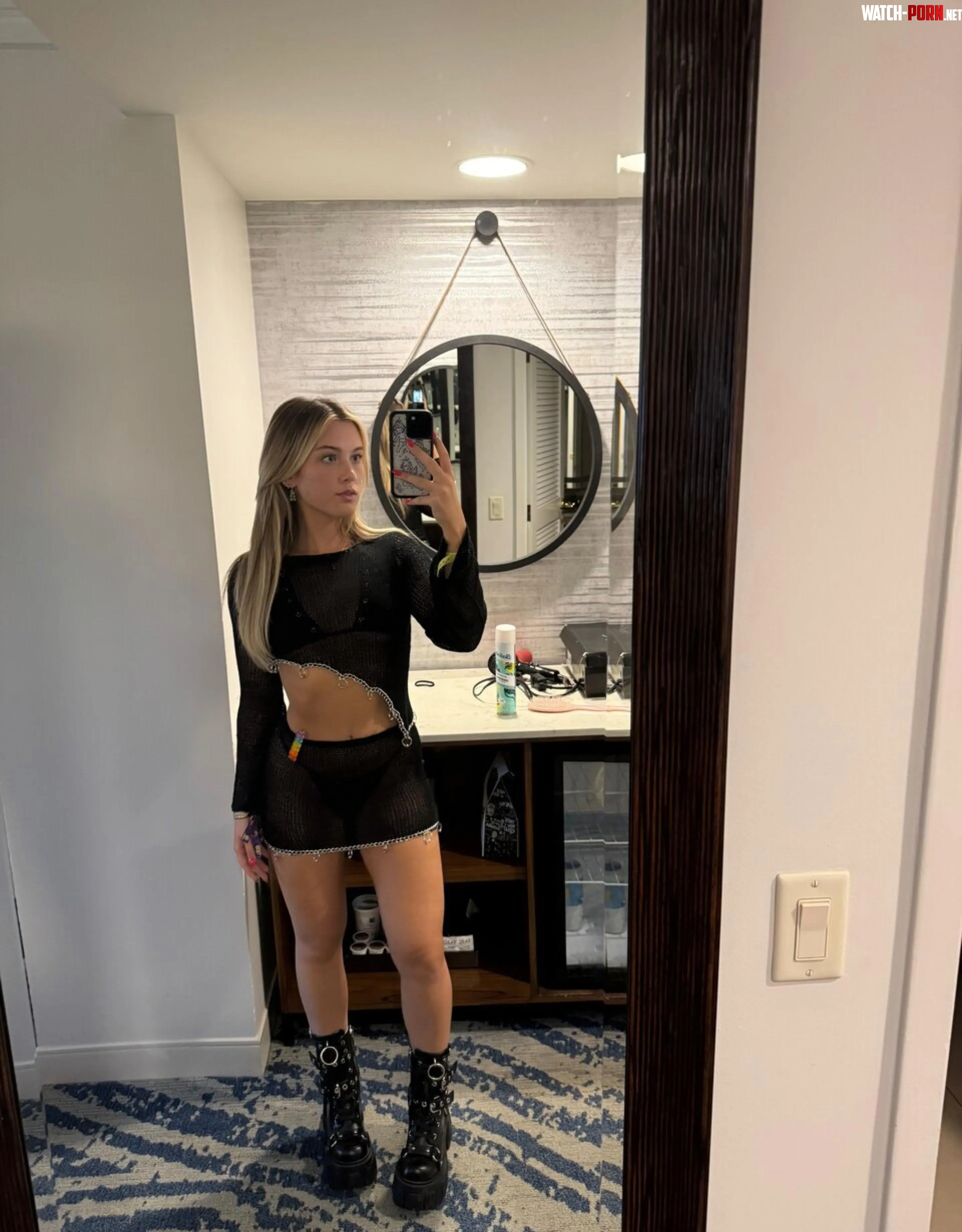 Always wearing something tight by playfulblondiexx