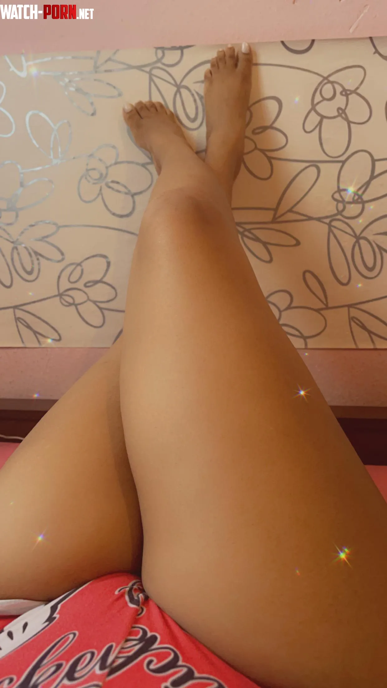 playful brown legs by beautiful_aita