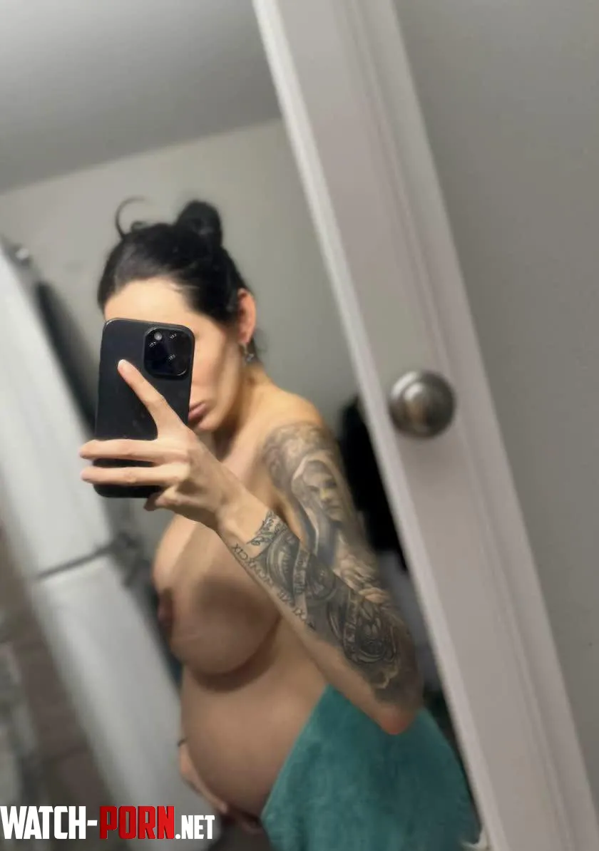 The art seduction perfectly displayed by pregnant woman by Queenof_Rainbow