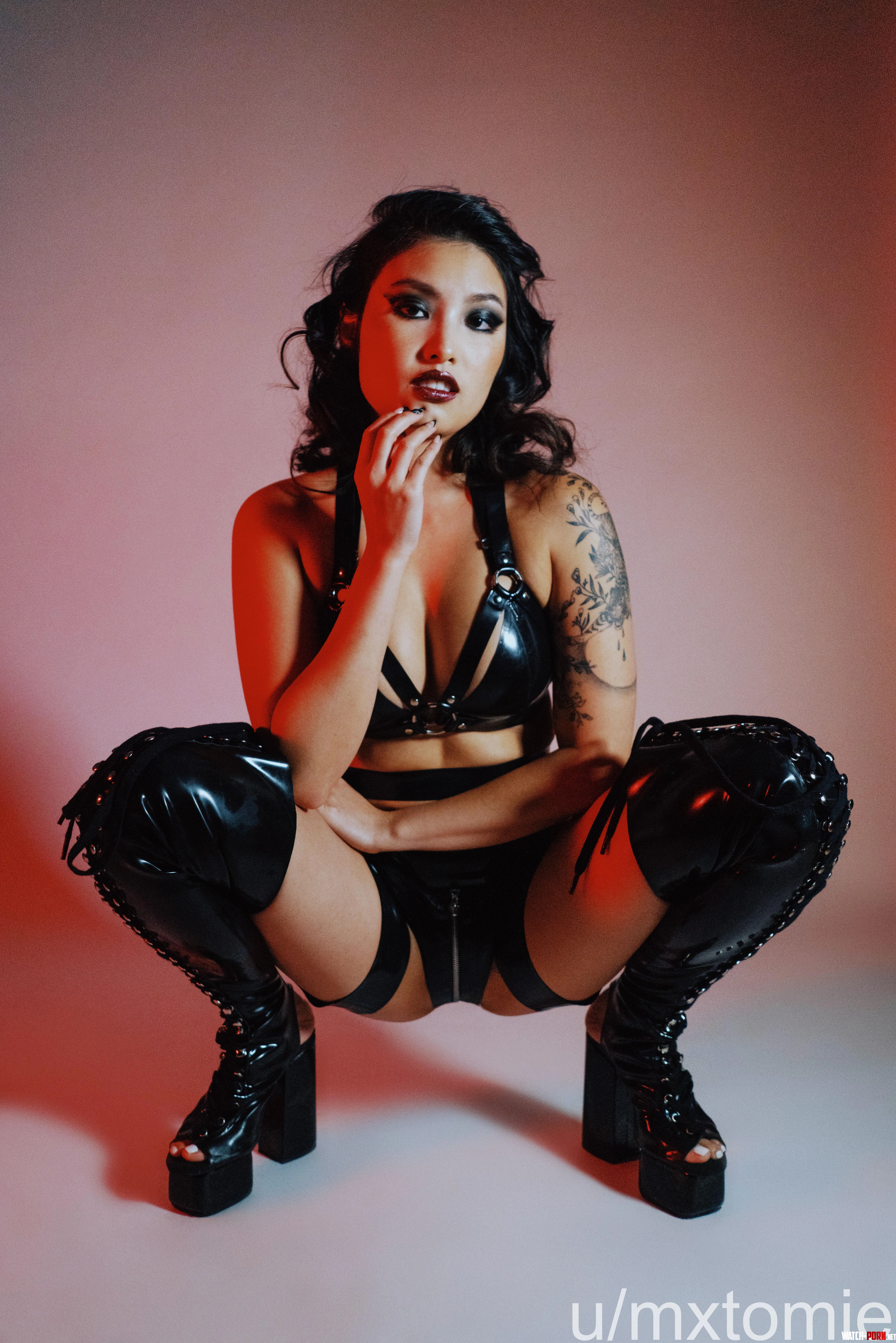 Shine my boots with your tongue by mxtomie