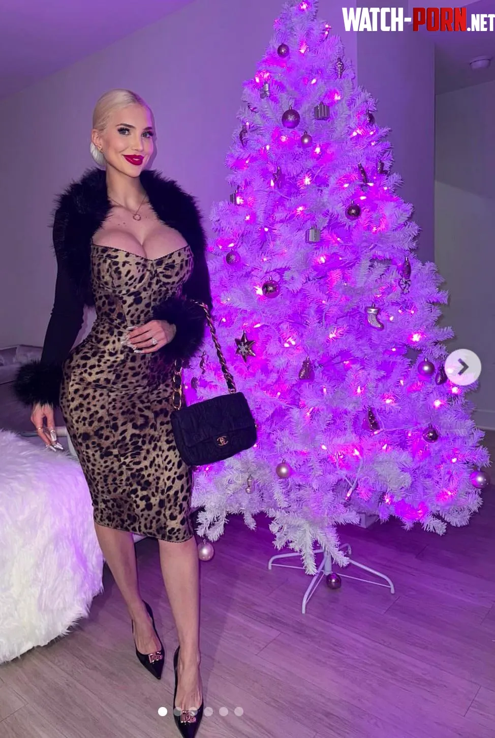 Classy bimbo  by trophylover