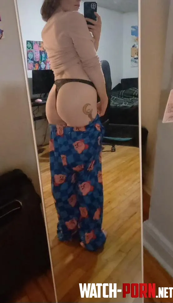 Have a peek of my mommy ass this morning  by tastyycookieLulu