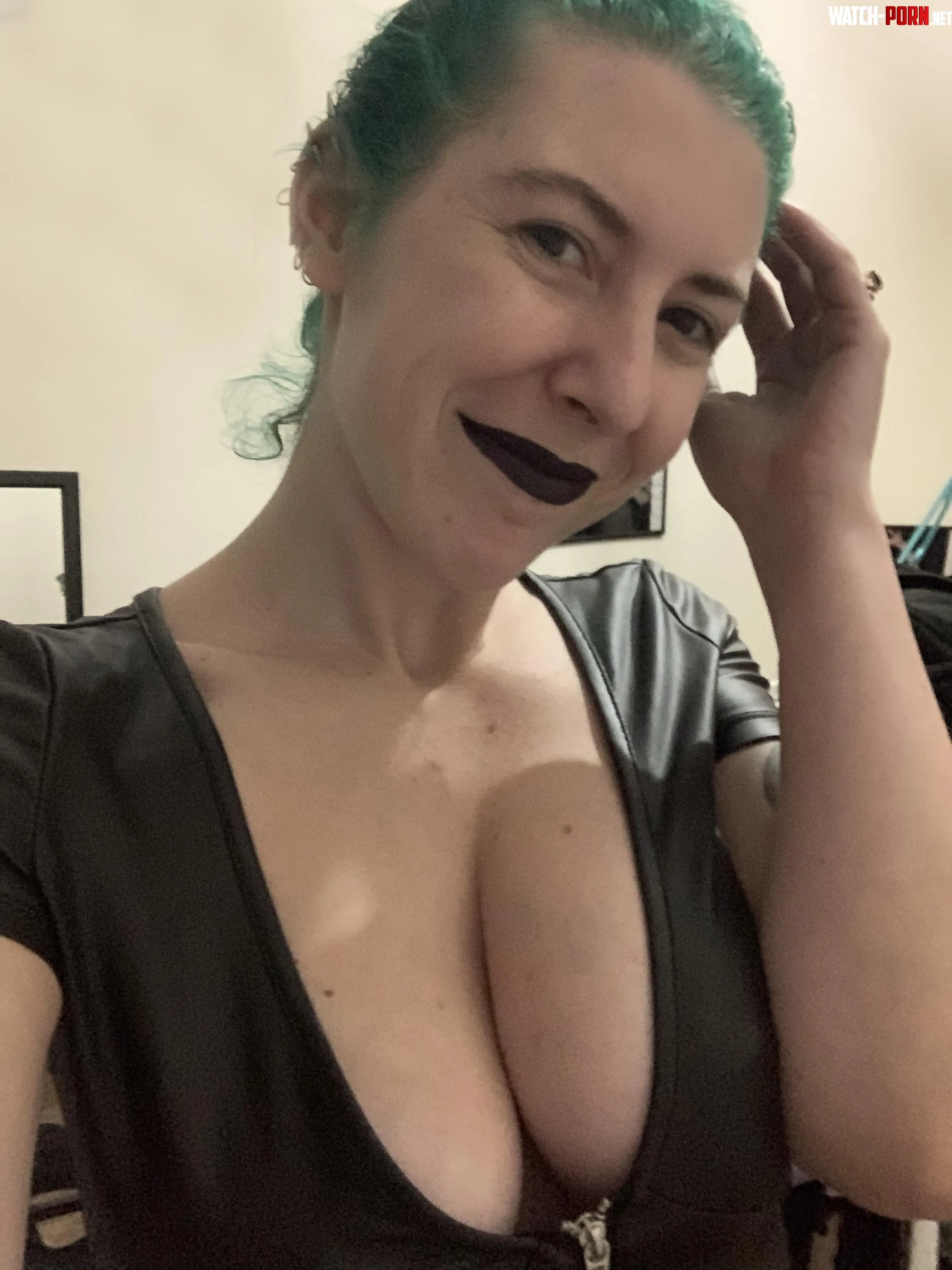 Busty goth by sirenskiss3