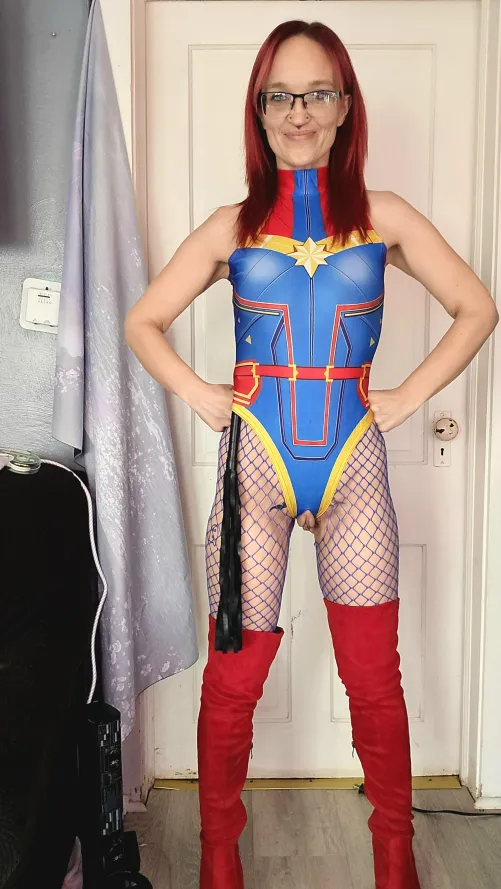 Thumbnail Meemz0909 Embraces Fierce Poses in Wonder Woman Cosplay