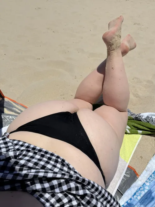 Thumbnail Beach Flash Mishap: redtoesss Reveals All in ThickThighs Domain