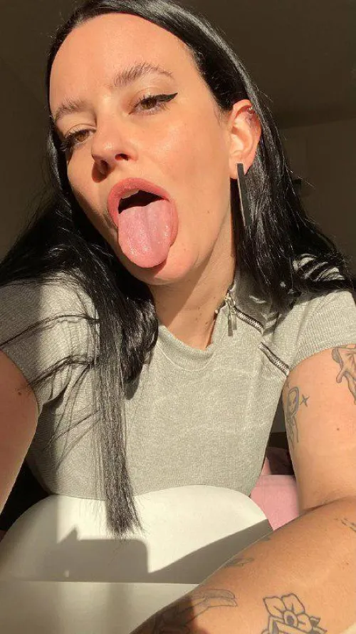 Thumbnail Alluring Introduction: Cami of wakingqueen Wows on OnlyFans101