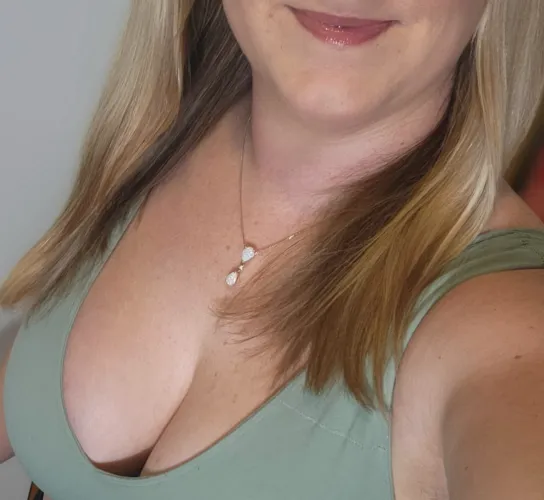 Thumbnail The Allure of Cleavage: MamaXXX04's Stylish Look