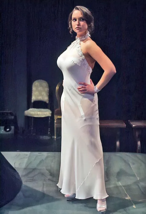 Thumbnail Milana Vayntrub: Exploring the Alluring Elegance | L_MO88